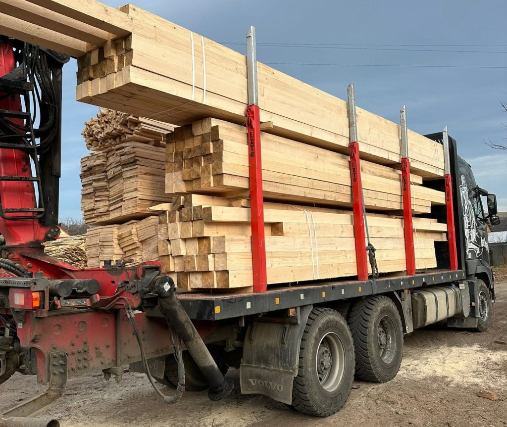 Cherestea pentru construcții disponibilă cu livrare în județul Bacău