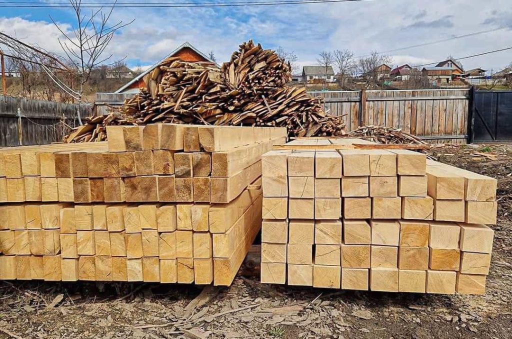 Cherestea pentru construcții pregătită pentru comandă