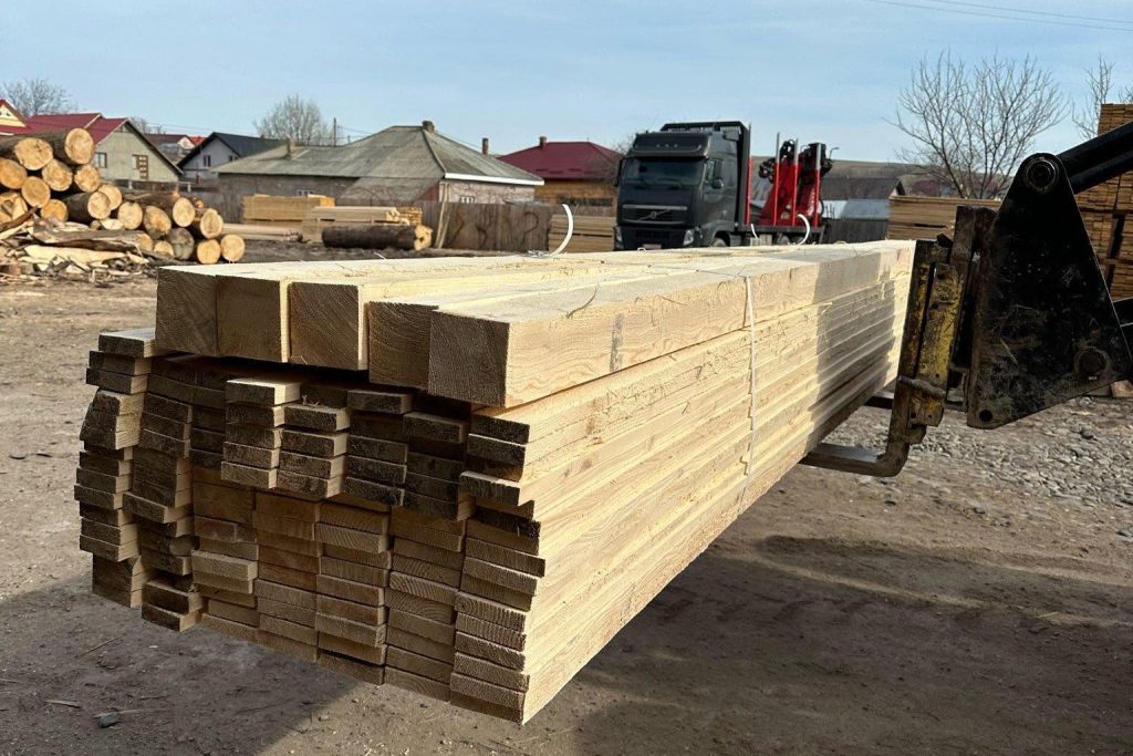 Cherestea pentru construcții pregătită pentru comandă