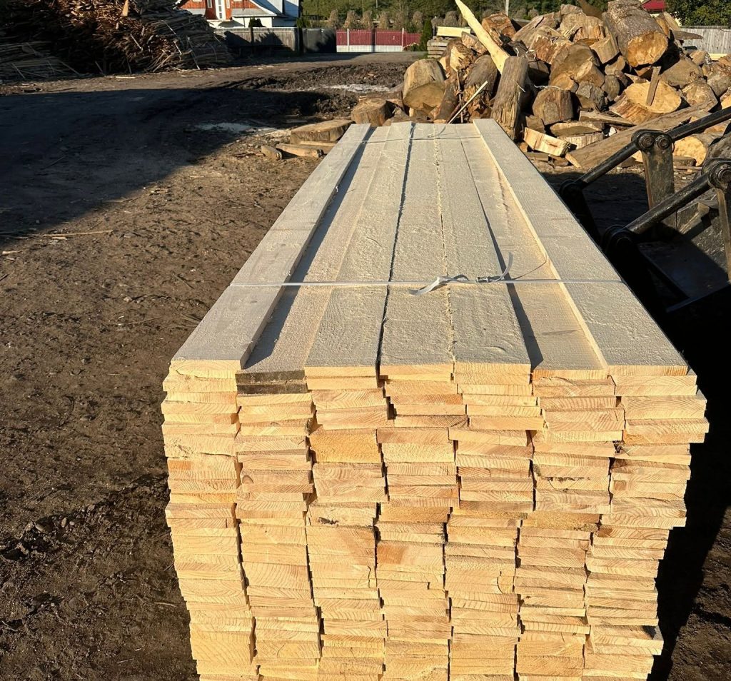 Cherestea pentru construcții pregătită pentru comandă