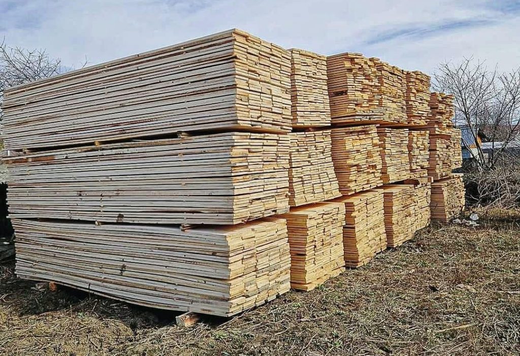 Materiale din cherestea pregătite pentru transport